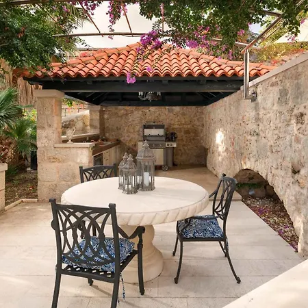 Sensational Filia 6 Bedrooms Overlooking Walls Old Town