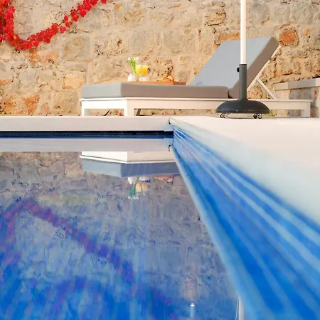 Sensational Filia 6 Bedrooms Overlooking Walls Old Town Vila